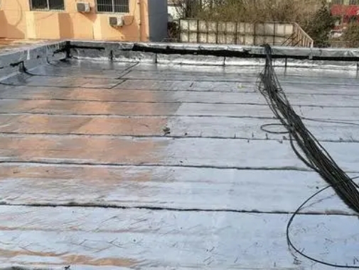 镇江卫生间漏水维修公司分享下镇江屋面楼顶防水刚性防水层施工要点。